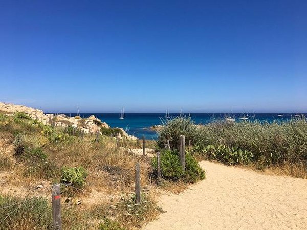 Découvrez la maison d'Arthur à Saint Tropez, refuge de l'artiste célèbre